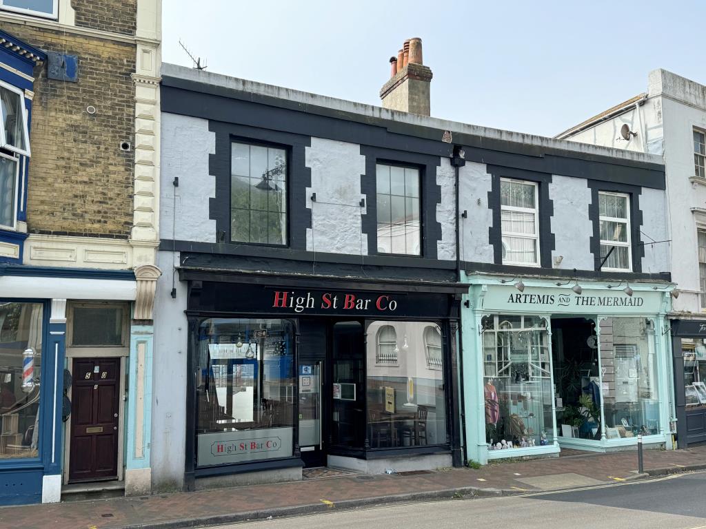 Lot: 173 - TOWN CENTRE FREEHOLD THREE STOREY BAR WITH GARDEN AND PARKING - Front of the building